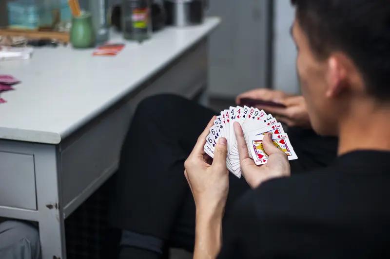 扑克牌局赢牌密码：搭档默契配合与每张牌背后的深意