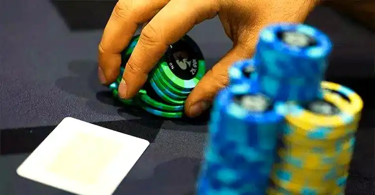 GG扑克如何提升胜率_扑克策略漏洞识别利用_翻前跛入策略漏洞应对