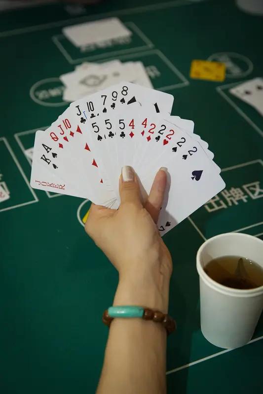 掼蛋高手经验分享：握牌理牌、出牌节奏及配合技巧全解析